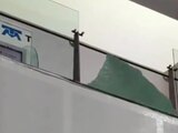 Se revienta panel de vidrio de un barandal del AICM.
