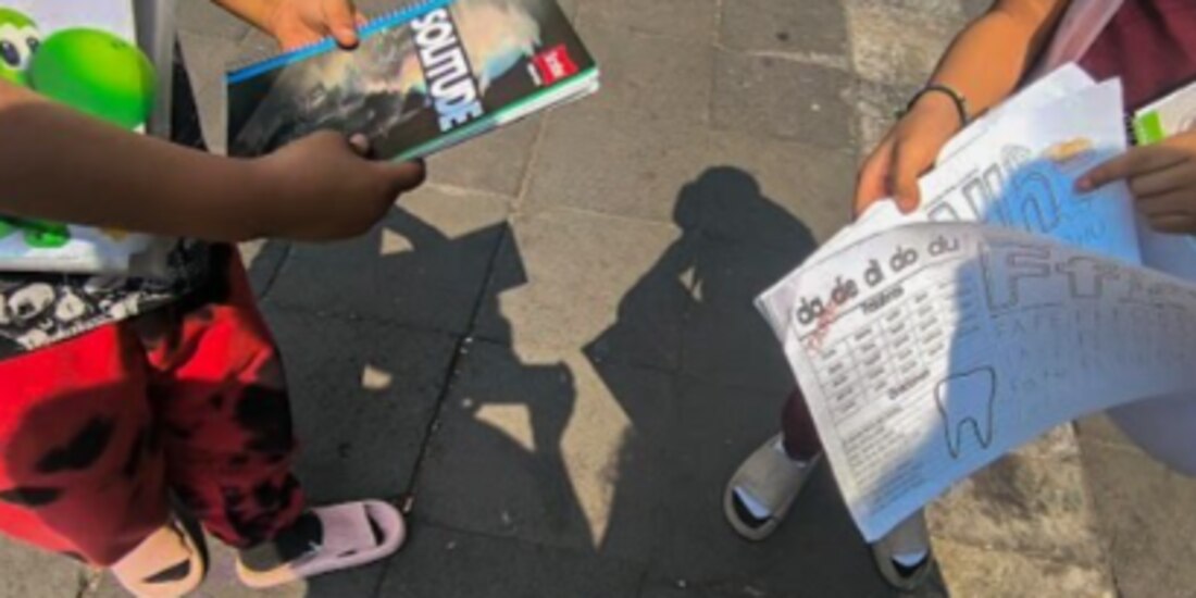 Menores migrantes muestran sus trabajos, en el parque de la Soledad, el 12 de febrero.