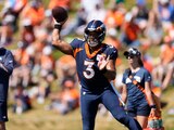 El quarterback de los Broncos de Denver Russell Wilson durante una práctica en Colorado el 8 de agosto del 2022. La NFL aprobó la venta del equipo en la suma récord de 4.650 millones de dólares