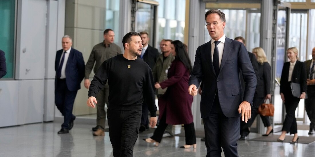 El mandatario ucraniano, Volodimir Zelenski (izq.), dialoga con el secretario de la OTAN, Mark Rutte, durante su gira por Europa, ayer.