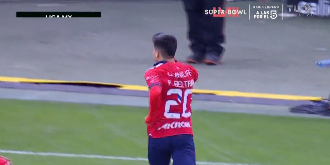Fernando Beltrán celebra su tempranero gol en el Chivas vs Toluca de la Fecha 4 de la Liga MX.