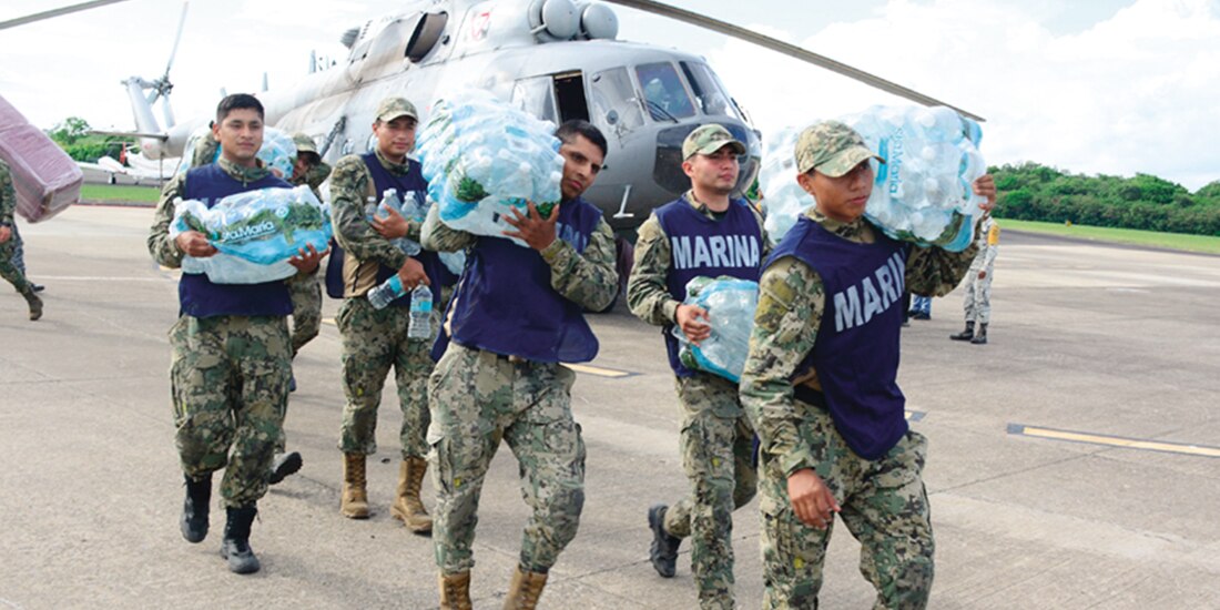 Elementos de la Semar, ayer en los puentes aéreos para entregar despensas en las comunidades de Veracruz.