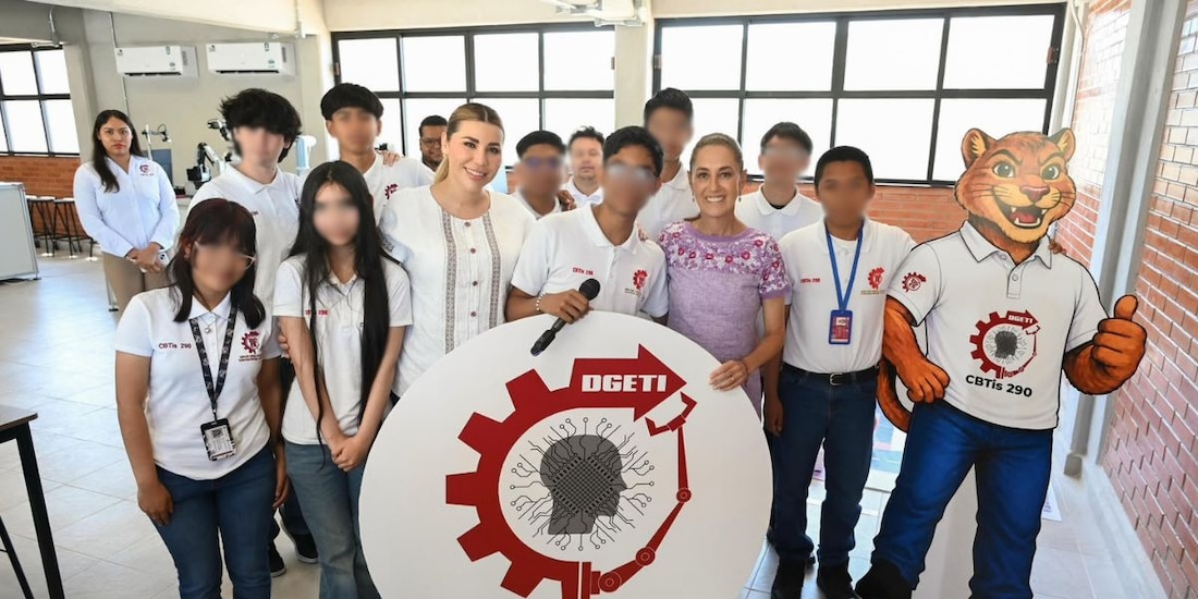 Alumnos y autoridades acompañan a la mandataria federal durante la apertura de las nuevas instalaciones del Bachillerato Nacional.