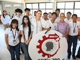 Alumnos y autoridades acompañan a la mandataria federal durante la apertura de las nuevas instalaciones del Bachillerato Nacional.