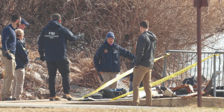 Agentes del FBI se suman a la investigación y observan material recuperado en la escena
