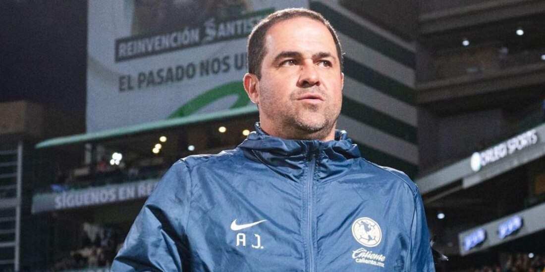 André Jardine recibió premio económico por eliminar a las Chivas.