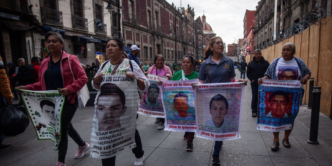 Familiares de los 43 normalistas desaparecidos arriban a Palacio nacional