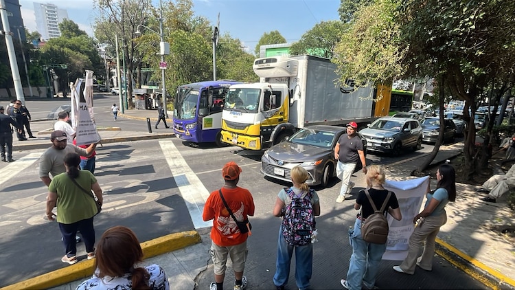 Bloqueo sobre avenida Río Churubusco por la desaparición de adolescente Marilin Jolette.