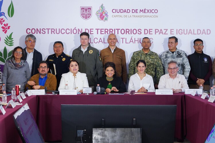 Al centro, la Jefa de Gobierno, Clara Brugada.