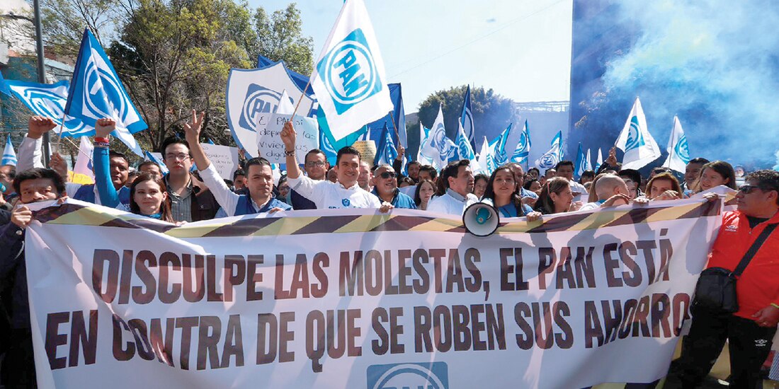 Panistas protestan afuera del Infonavit contra la reforma, el 27 de enero.