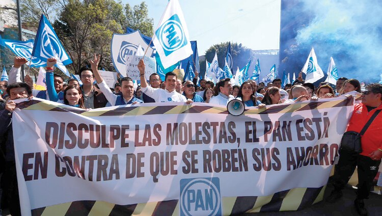Panistas protestan afuera del Infonavit contra la reforma, el 27 de enero.