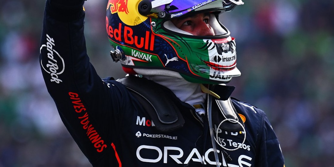 Checo Pérez celebra su tercer lugar en el Gran Premio de México de F1 del 2022.