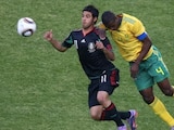 Carlos Vela y Aaron Mokoena durante el partido inaugural del Mundial 2010 entre México y Sudáfrica.