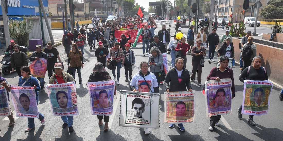 Aspecto de una marcha de madres y padres de los estudiantes normalistas de Ayotzinapa.