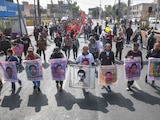 Aspecto de una marcha de madres y padres de los estudiantes normalistas de Ayotzinapa.