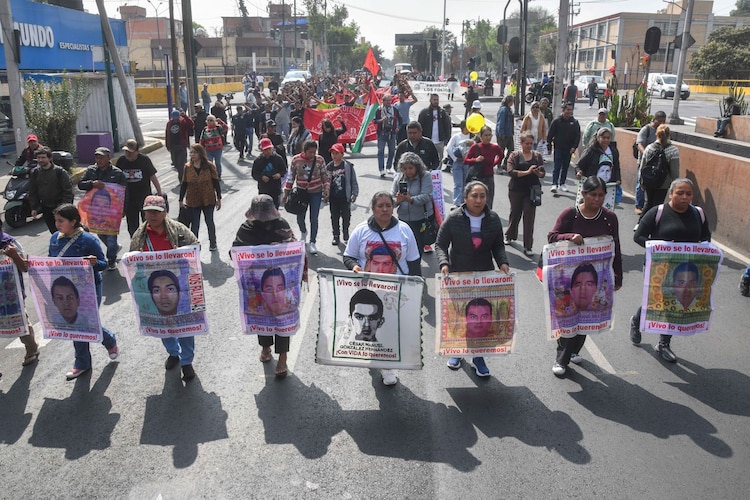 Aspecto de una marcha de madres y padres de los estudiantes normalistas de Ayotzinapa.