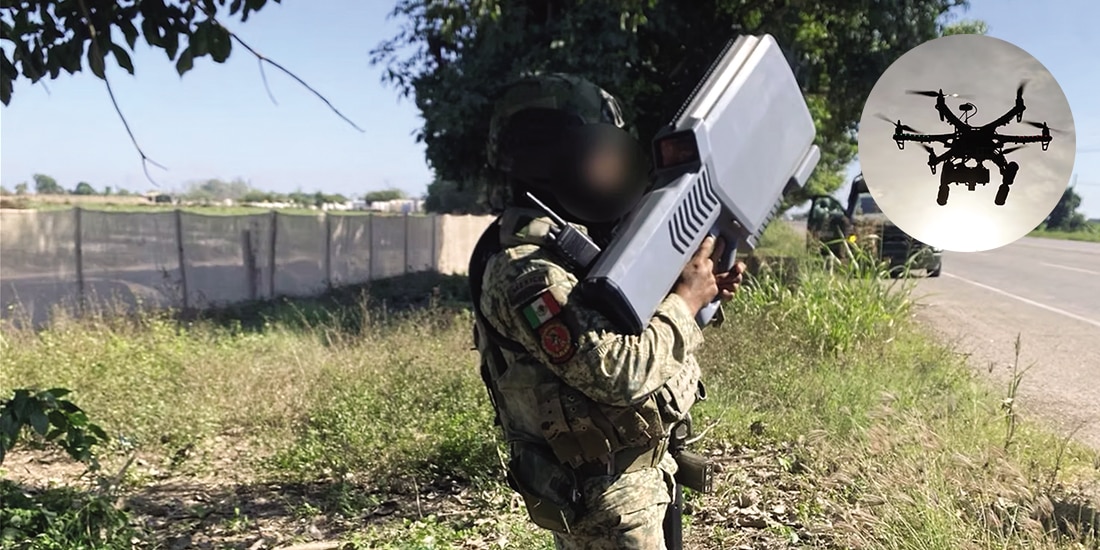 Personal del Ejército mexicano detectó, el pasado 5 de marzo, tres drones realizando sobrevuelos irregulares sobre Navolato, Sinaloa, presuntamente operados por el crimen organizado. Con un fusil anti-dron, se procedió a inhibirlos y derribarlos.