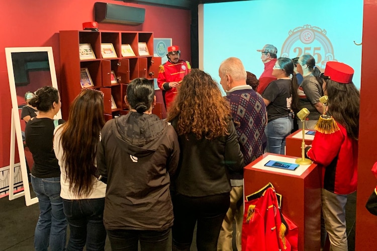 Cientos de personas visitan la exhibición gratuita del Museo de la Suerte en Pachuca, Hidalgo, una de sus primeras sedes.