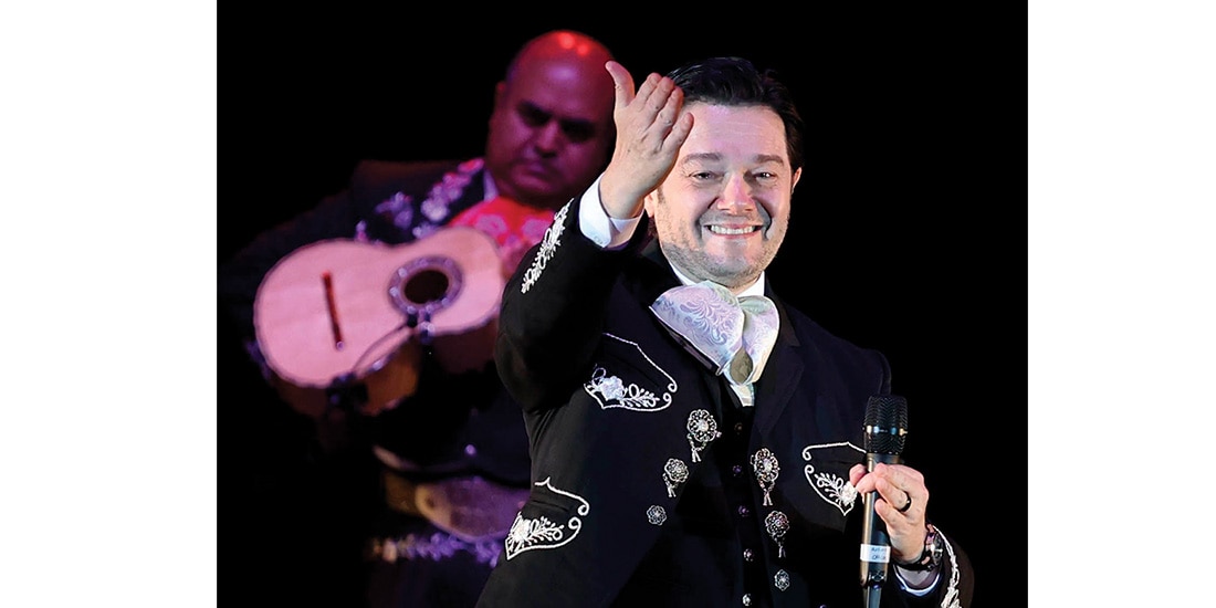 EL TENOR visiblemente emocionado, ayer en el concierto.