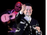EL TENOR visiblemente emocionado, ayer en el concierto.