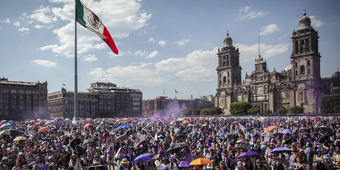 Miles de mujeres, disidencias, infancias de todas edades protestan desde distintos puntos de la Ciudad para llegar al Zócalo capitalino el 8M.
