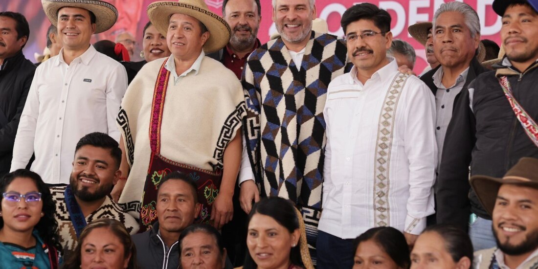 El gobernador Alfredo Ramírez Bedolla (c.) y Hugo Aguilar (a su izq.), ayer.