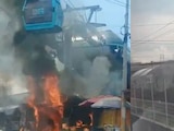 Fuego en negocio de comida debajo del Cablebús
