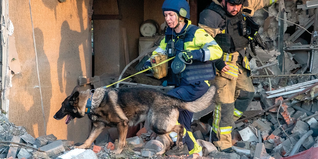 EQUIPOS de rescate buscan víctimas entre los escombros en Járkov, ayer.