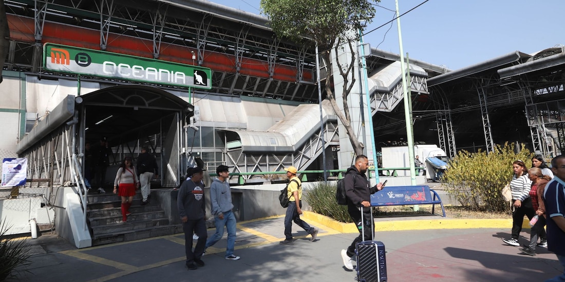 En una fotografía ilustrativa, un acceso a la estación Oceanía de la Línea B del Metro.