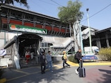 En una fotografía ilustrativa, un acceso a la estación Oceanía de la Línea B del Metro.