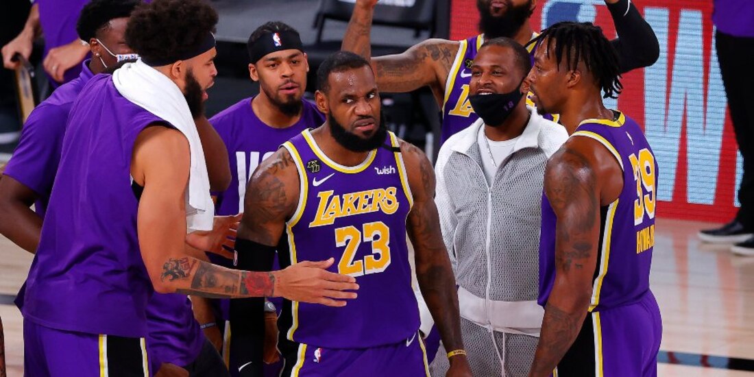 Jugadores de la escuadra angelina celebran la victoria