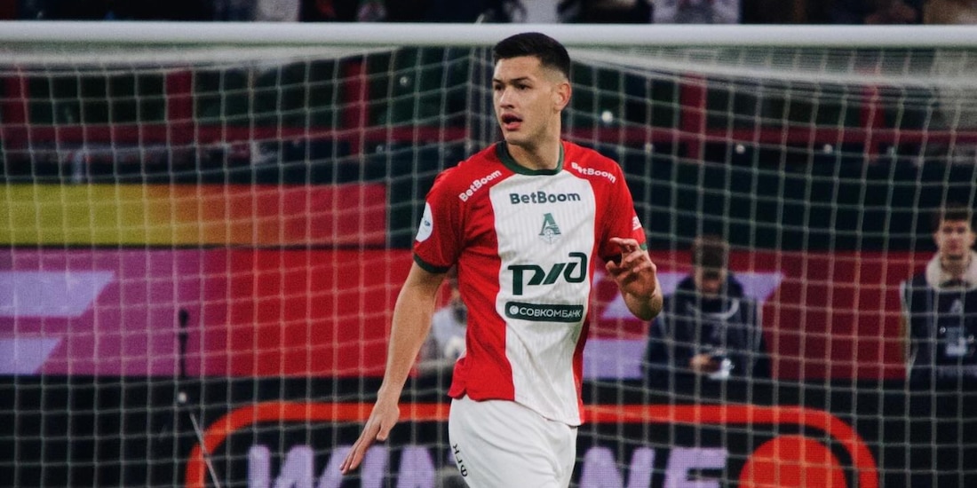 César Montes salió de cambio en primer tiempo de duelo entre Lokomotiv Moscú y Dinamo por una lesión.