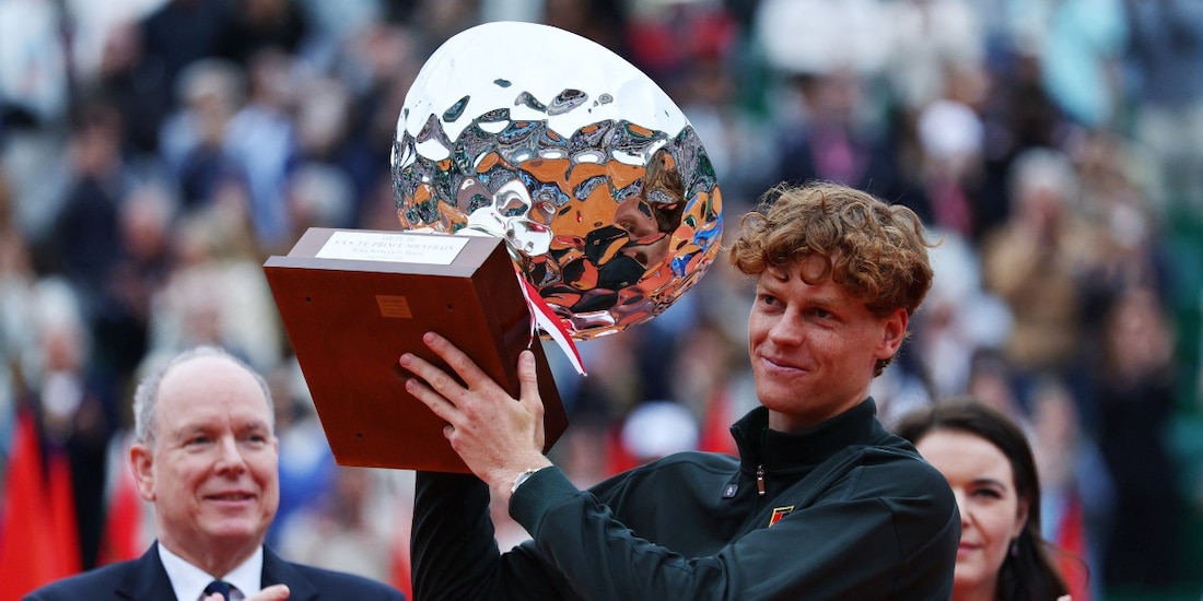 Jannik Sinner celebra su primer título en el Masters 1000 de Montecarlo.