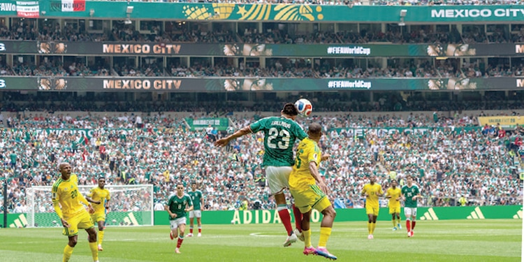 JESÚS GALLARDO gana un balón por arriba, ayer