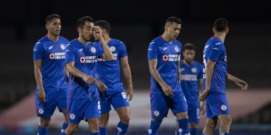 Jugadores de Cruz Azul se lamentan después de la eliminación ante Pumas en el Guard1anes 2020.