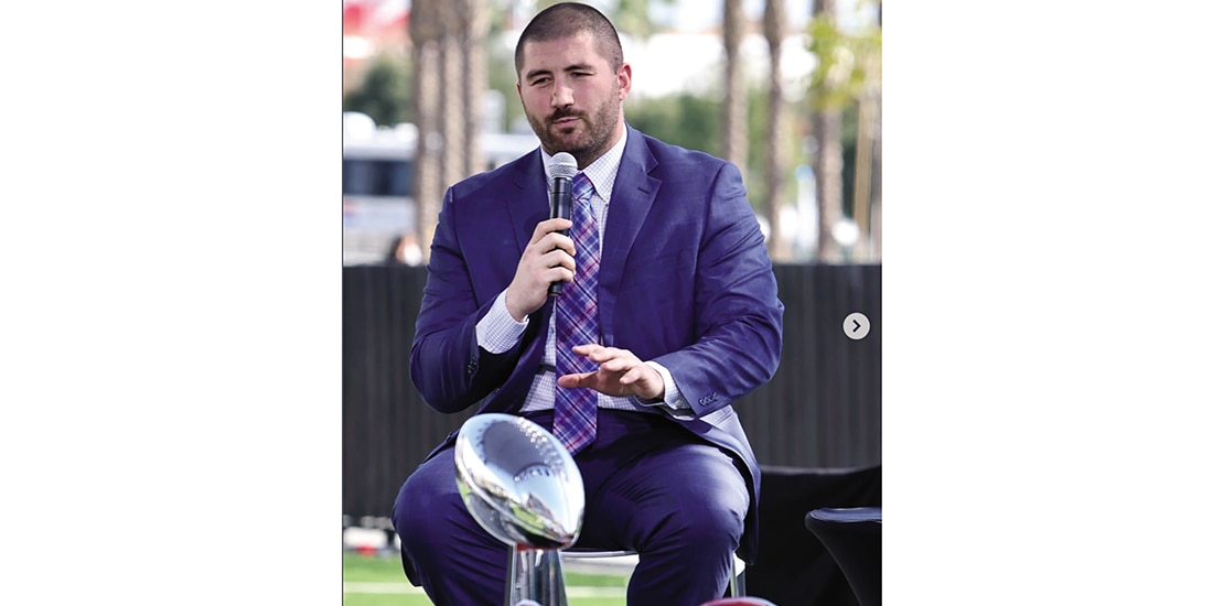 El centro de los Browns de Cleveland, JC Tretter, en una conferencia de prensa de la asociación, en 2021