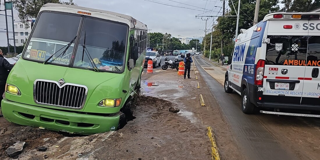 Autobús de pasajeros cae sobre socavón en Coyoacán.