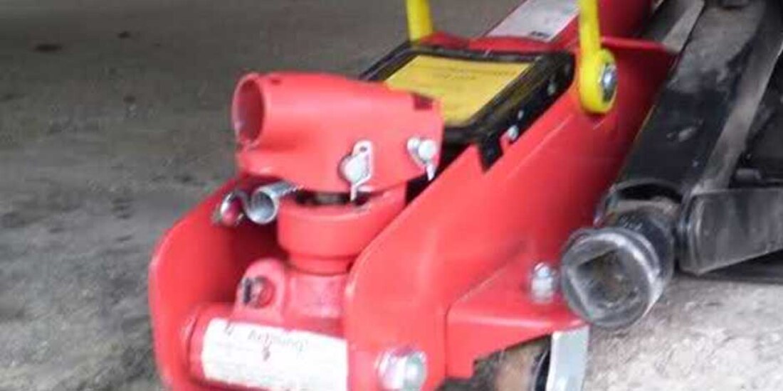 La imagen ilustrativa muestra un gato hidráulico, muy útil para automóviles pequeños