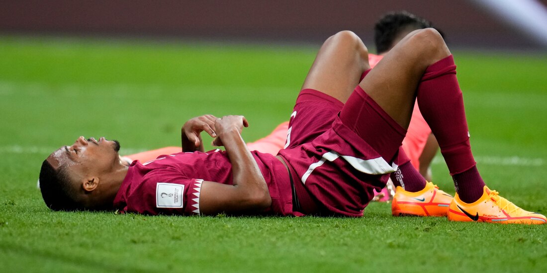 Un jugador de Qatar se lamenta durante el juego ante Ecuador en el Mundial Qatar 2022