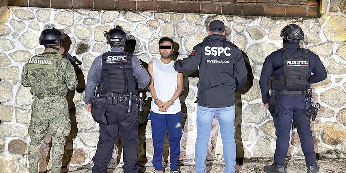 El presunto líder de una célula criminal, ayer, tras ser detenido en Guerrero.