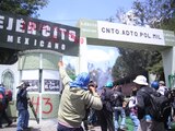 Con piedras, petardos y cohetones, normalistas atacan instalaciones de Campo Militar 1.
