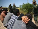 Capturan a 976 migrantes en en la frontera de Texas