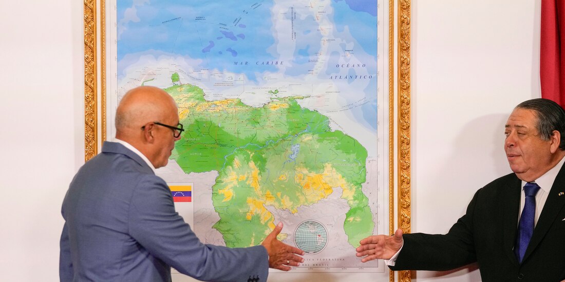 El presidente de la Asamblea Nacional, Jorge Rodríguez (izquierda), y el presidente de la Comisión Especial para la Defensa de Guyana Esequibo, Hermann Escarra, se dan la mano después de revelar el nuevo mapa de Venezuela que incluye el territorio del Esequibo, una franja de tierra administrada y controlada por Guyana pero reclamada por Venezuela, en Caracas, Venezuela, el viernes 8 de diciembre de 2023