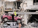 libaneses inspeccionan coches destruidos tras un alto al fuego en Maifadoun, ayer.