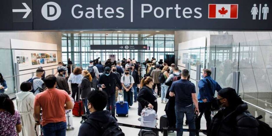 Viajeros en una de las sala de salidas del Aeropuerto Internacional Toronto, en Canadá