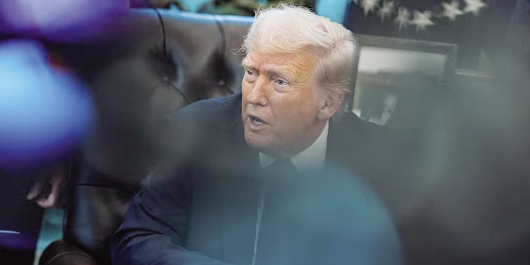 El presidente de EU, Donald Trump, en la Casa Blanca, ayer.