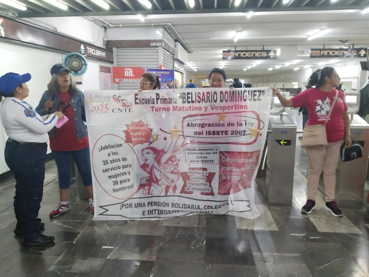 Maestros exigen aumento salarial del 100%.