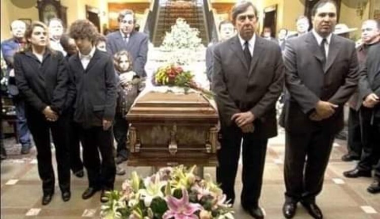 Cuauhtémoc Cárdenas y familiares hicieron guardia al féretro de Celeste Batel.