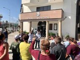 Manifestantes al exterior del Palacio Municipal de Tecate