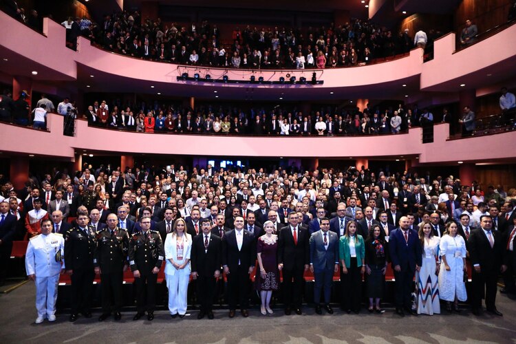 Asistentes al evento en el teatro Amalia G. de Castillo Ledón.